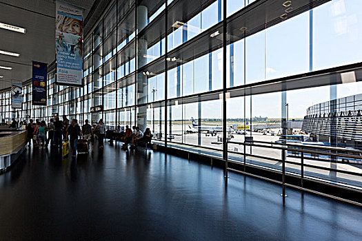 维也纳机场的迹象在奥地利机场大厅内的旅客