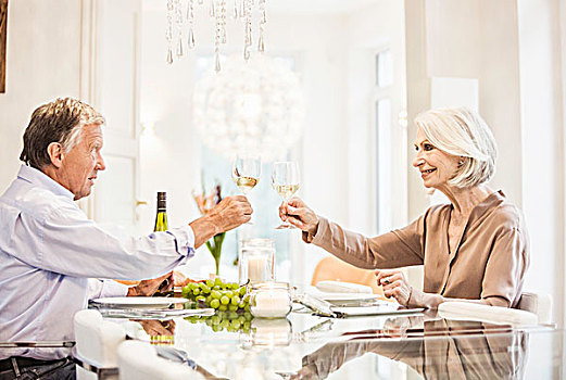 老年,夫妻,坐,一起,餐桌,拿着,葡萄酒杯,制作,干杯