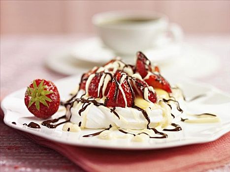 草莓,奶油水果蛋白饼