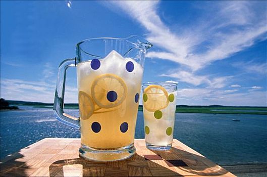 水罐,玻璃杯,柠檬水,桌子,远眺,湖