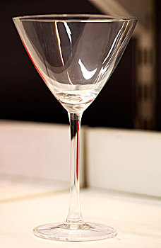 一个透明的玻璃酒杯