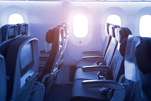 客机机舱内部座椅和窗户