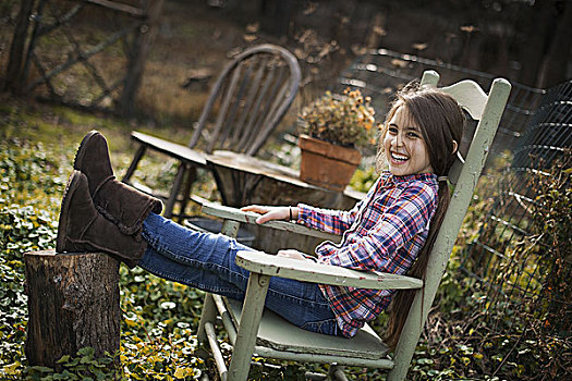 女孩,坐,木椅,花园,翘脚,原木