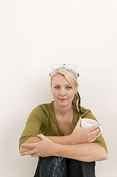 坐,女人,白墙,抱膝,拿着,咖啡杯,防护眼镜,头部