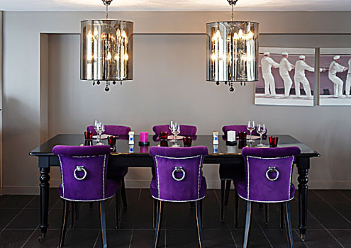 奢华,就餐区,银,悬挂,光亮,椅子,遮盖,紫色,天鹅绒,黑色,老式,桌子