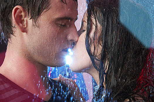雨中拥吻浪漫情侣图片图片