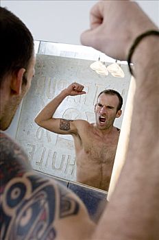 纹身,男人,屈曲肌肉,正面,浴室镜