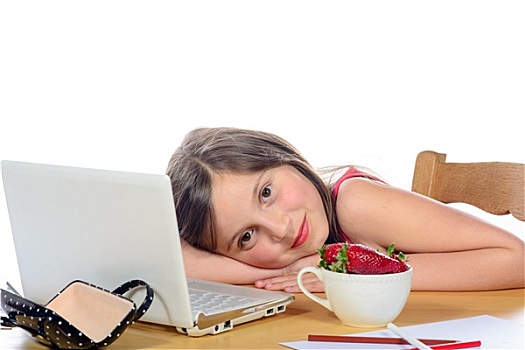 小女孩,坐,书桌,碗,草莓