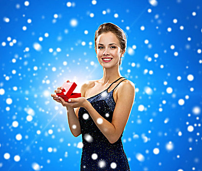 寒假,圣诞节,礼物,奢侈品,高兴,概念,微笑,女人,连衣裙,拿着,红色,礼盒,上方,蓝色,雪,背景