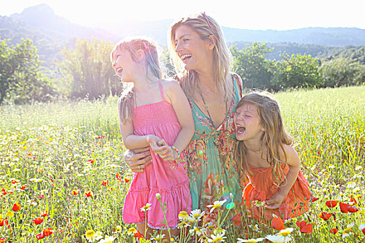 中年,女人,两个,女儿,笑,野花,草地,马略卡岛,西班牙