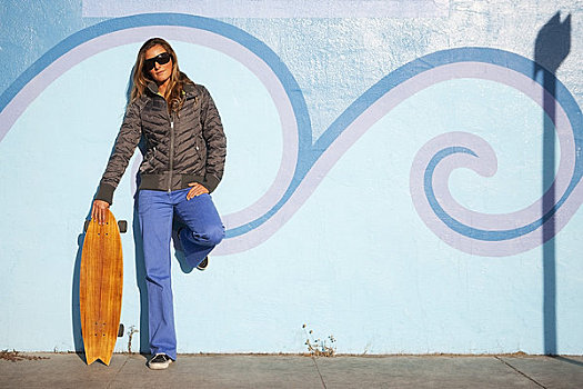 女人,木板路,姿势,滑板,加利福尼亚,美国