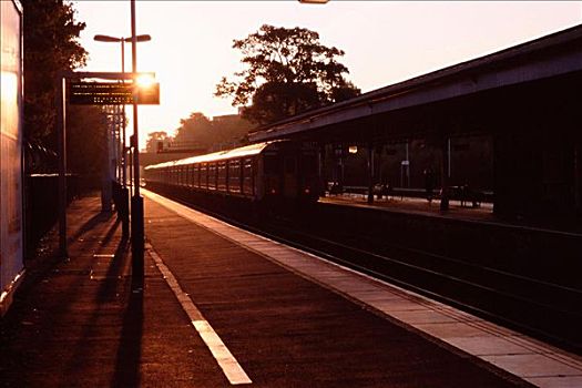 火车站,日出