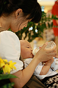 购物中心内妈妈给婴儿喂奶