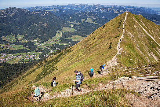 山脊,徒步旅行,顶峰,后面,阿尔卑斯山,左边,仰视,克莱恩瓦泽泰,奥伯斯多夫,拜恩州,德国,欧洲