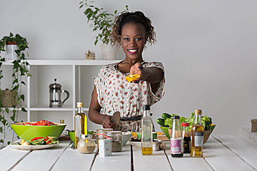 年轻,非洲女人,烹调,健康蔬菜沙拉,节食,概念,健康生活,在家,准备
