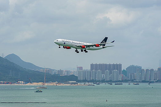 一架星空联盟涂装的北欧航空客机正降落在香港国际机场