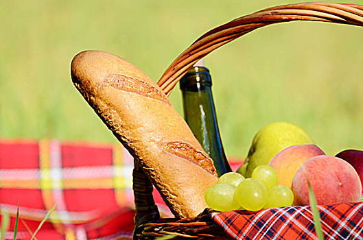 野餐篮,红色,餐巾,水果,面包,葡萄酒,青草