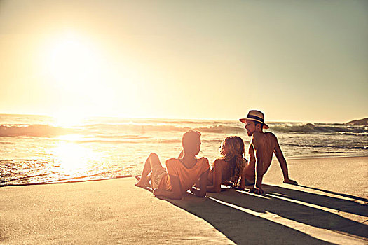 年轻,朋友,放松,自然风光,晴朗,夏天,日落,海滩