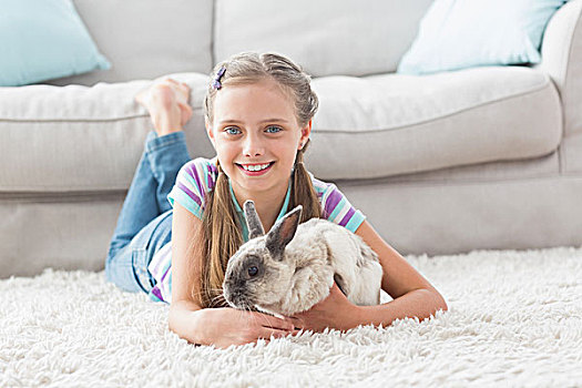高兴,女孩,兔子,躺着,地毯,客厅