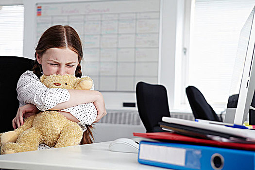 女孩,坐,办公室,搂抱,泰迪熊,哭