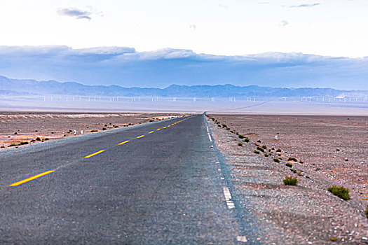 中国西部荒野道路