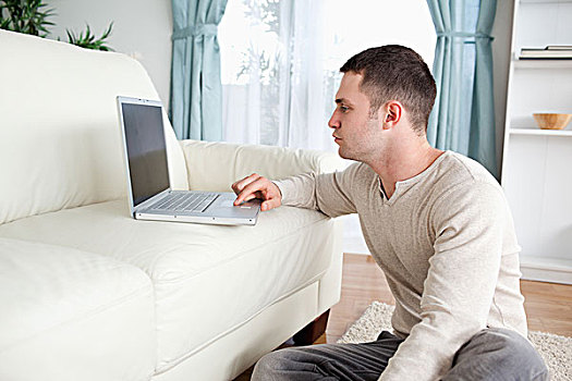 男人,坐,地毯,笔记本电脑