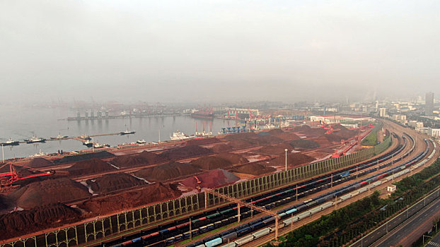 山东省日照市,航拍晨曦里的港口,运输生产繁忙有序