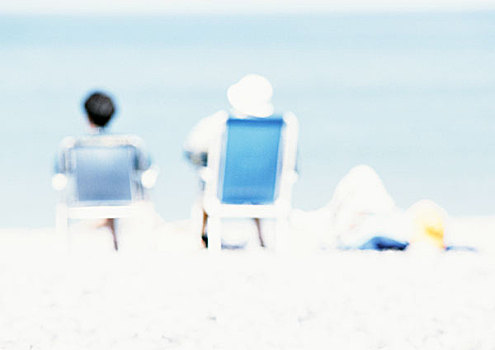 坐,夫妇,椅子,海滩,后视图,模糊