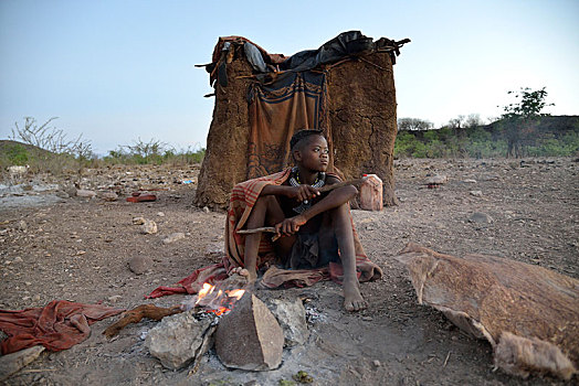 孩子,辛巴族,人,坐,营火,正面,小屋,卡奥科兰,纳米比亚,非洲