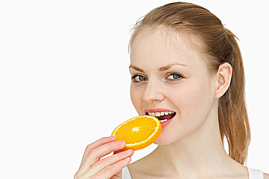 女人,放置,橙子片,嘴,白色背景