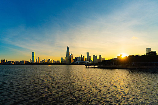 日落晚霞时的深圳湾公园是如此的美丽耀眼