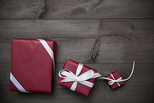 三个,红色,圣诞礼物,礼物,丝带,灰色背景