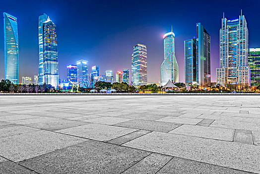 地磚路面和上海建筑夜景