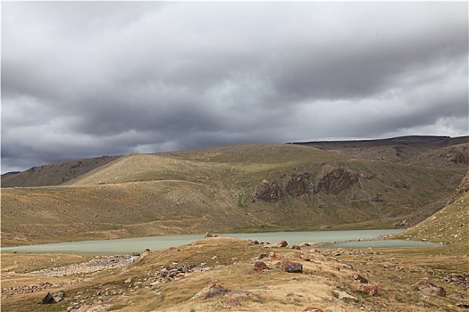 新疆哈密,东天山喀尔里克冰川冰碛湖