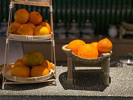 木质果篮里的橘子