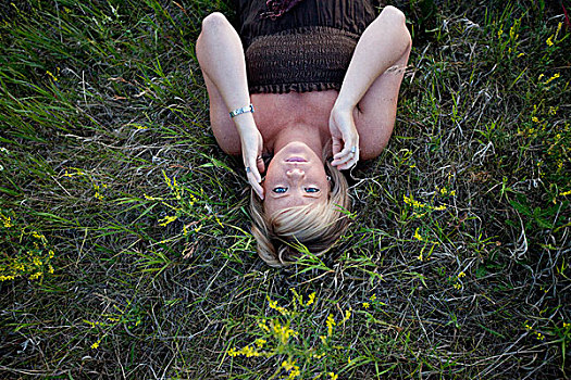 女青年,背影,草地,艾伯塔省,加拿大