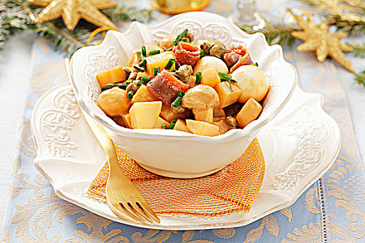 土豆沙拉,鹌鹑蛋,蘑菇,马槟榔,凤尾鱼,酱