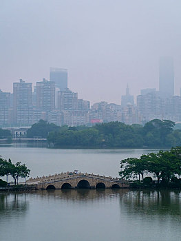 大雾下的广东惠州西湖风景区风光