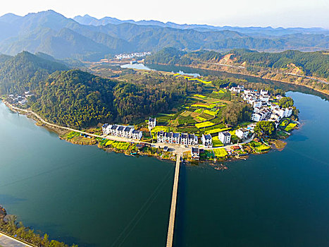 航拍乡村山峰河流桥梁油菜花田