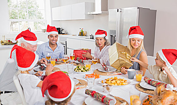 微笑,家庭,餐桌,圣诞节,交换,礼物,穿,圣诞帽