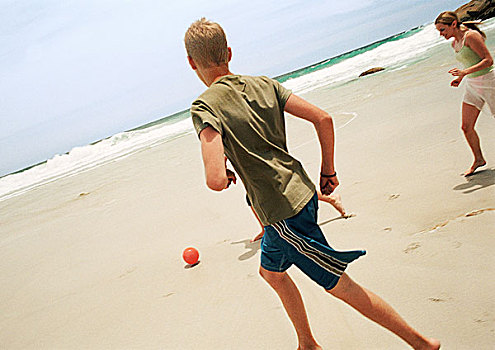 年轻人,玩,足球,海滩