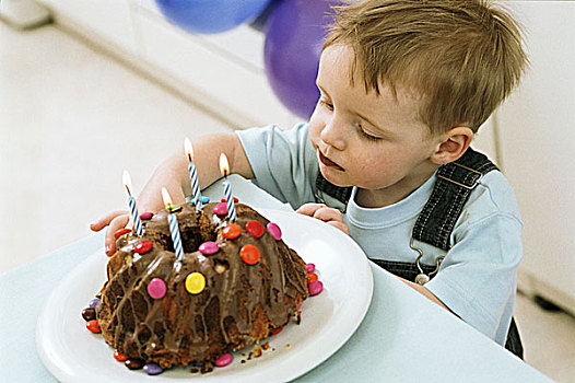 小,男孩,吃,生日蛋糕