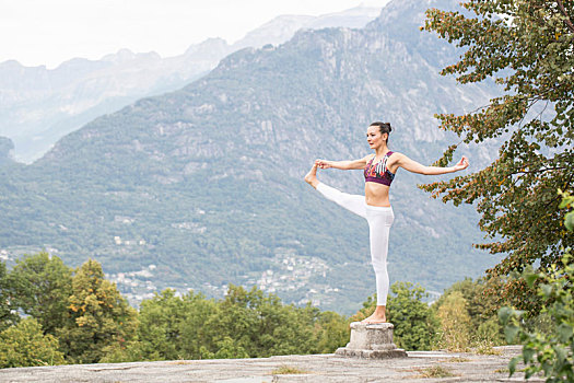 女人,练习,瑜珈,平衡性,单腿站立,上面,方形底座,山景,皮埃蒙特区,意大利