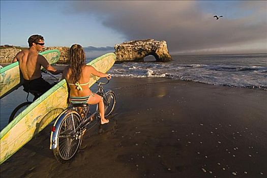 年轻,情侣,骑,自行车,冲浪板,海滩
