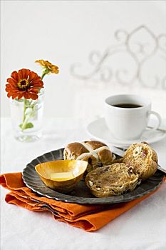 床上早餐,复活节十字面包,黄油,咖啡