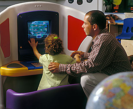 年轻,父亲,女儿,电脑,接触,显示屏,照料,学校,教室