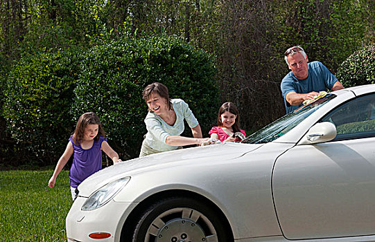爸爸,妈妈,女儿,家庭,洗,汽车,在家,私家车道,一起,软管,乐趣