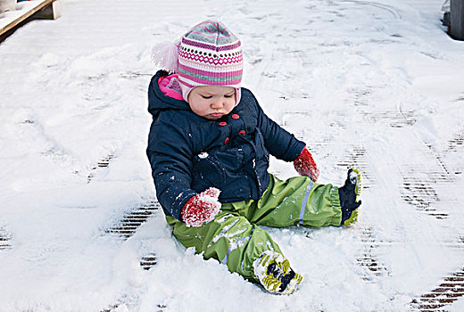 女婴,戴着,防雪大衣,坐在地上,雪中