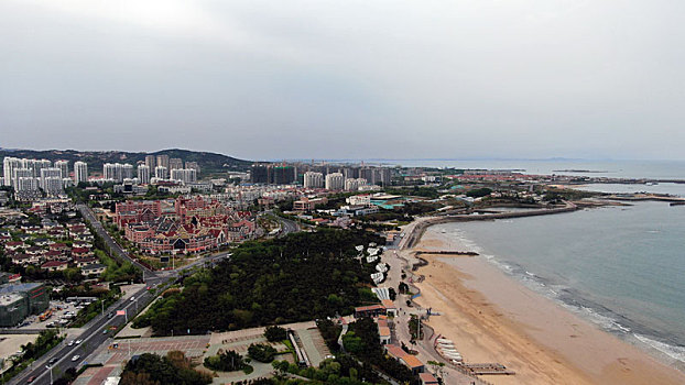 山东省日照市,初夏海滨凉风习习,沙滩洁净海水清澈让人心旷神怡