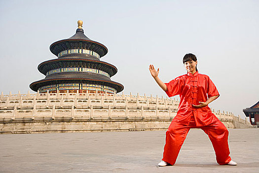 中国武术--一名女武术运动员在天坛祈年殿前练武术